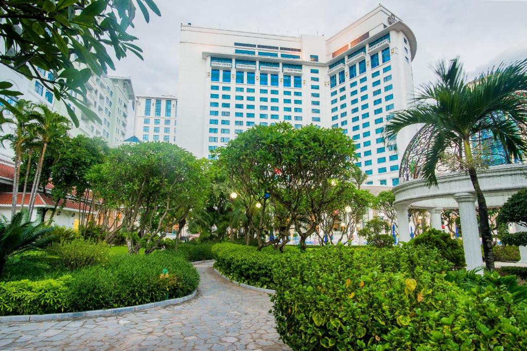 Khuôn viên ngập tràn cây xanh. Ảnh: Booking