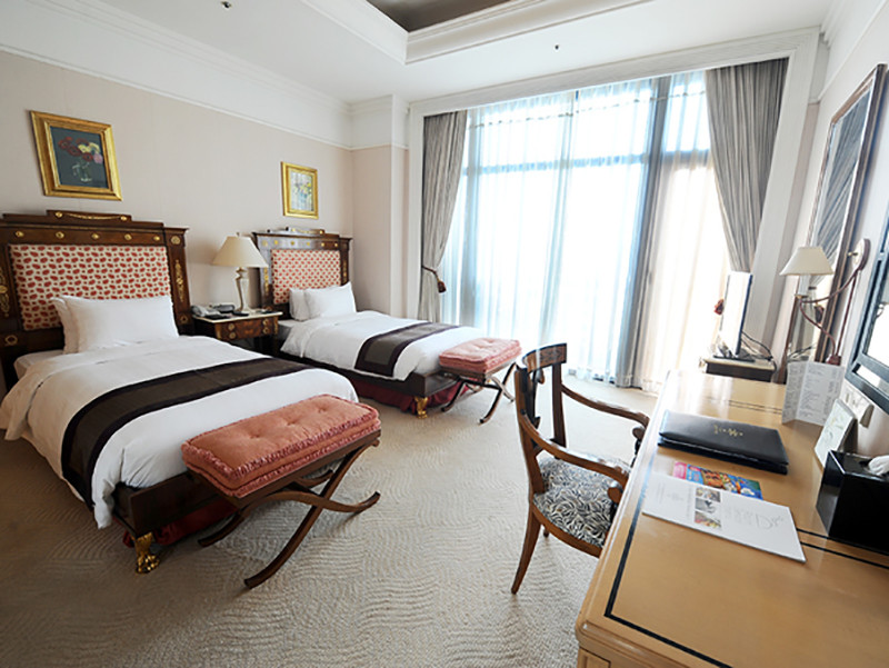 Phòng tổng thống nằm ở tầng áp mái 17, với khung cửa kính và ban công rộng lớn, có 3 mặt hướng ra 3 phía tạo không gian mở. Ảnh: Angcovat