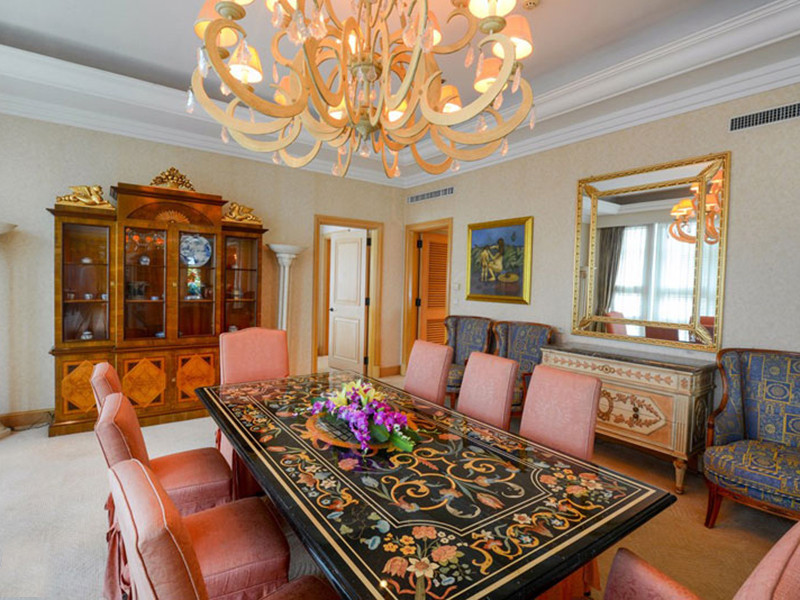 Phòng hoàng gia có kiểu cách cầu kì và đường nét mang hơi hướng cổ điển hoàng tộc. Ảnh: Angcovat