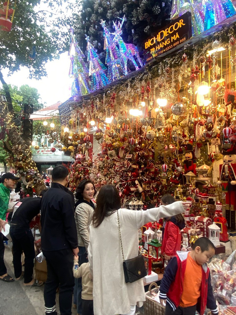 Tieu thuong Hang Ma kiem chuc trieu moi ngay dip Giang sinh-Hinh-4