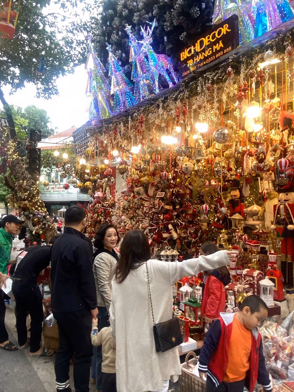 Tieu thuong Hang Ma kiem chuc trieu moi ngay dip Giang sinh-Hinh-4