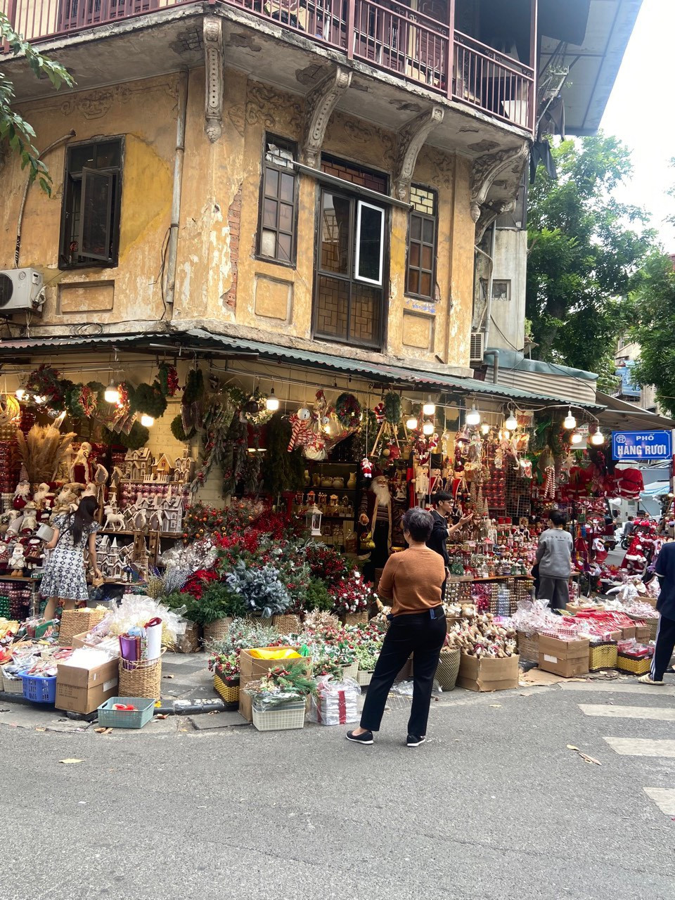 Tieu thuong Hang Ma kiem chuc trieu moi ngay dip Giang sinh