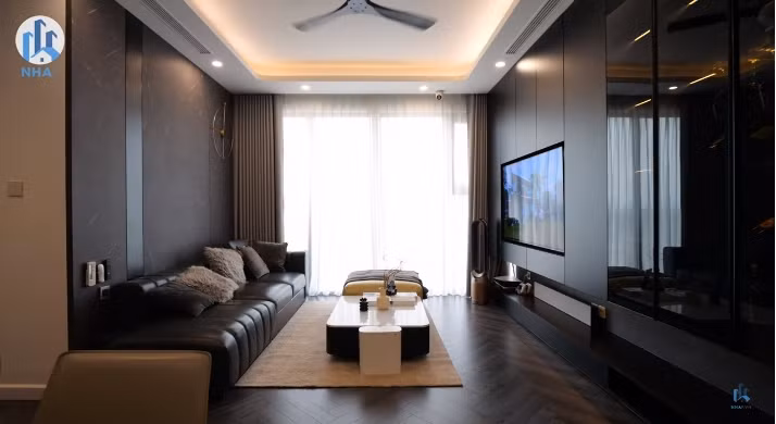 Nội thất trong nhà có sự kết hợp giữa gỗ, da và vật liệu mang tính phản chiếu cao như mặt đá.