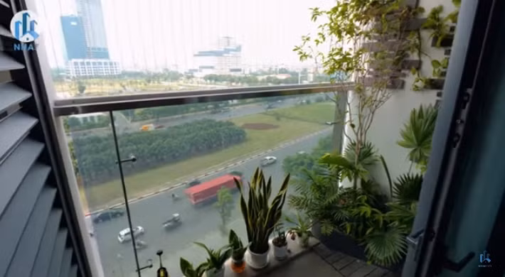 Trong phòng ngủ có một ban công thoáng đãng với nhiều cây xanh.