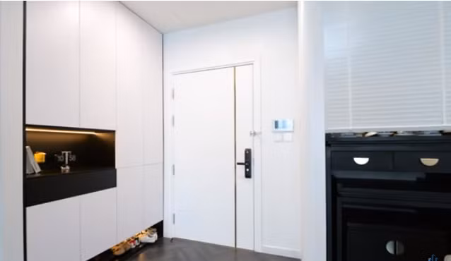 Đây là một căn hộ thông minh, có diện tích 125 m2. Ngay cửa ra vào là kệ tủ để đồ, có đèn cảm biến.