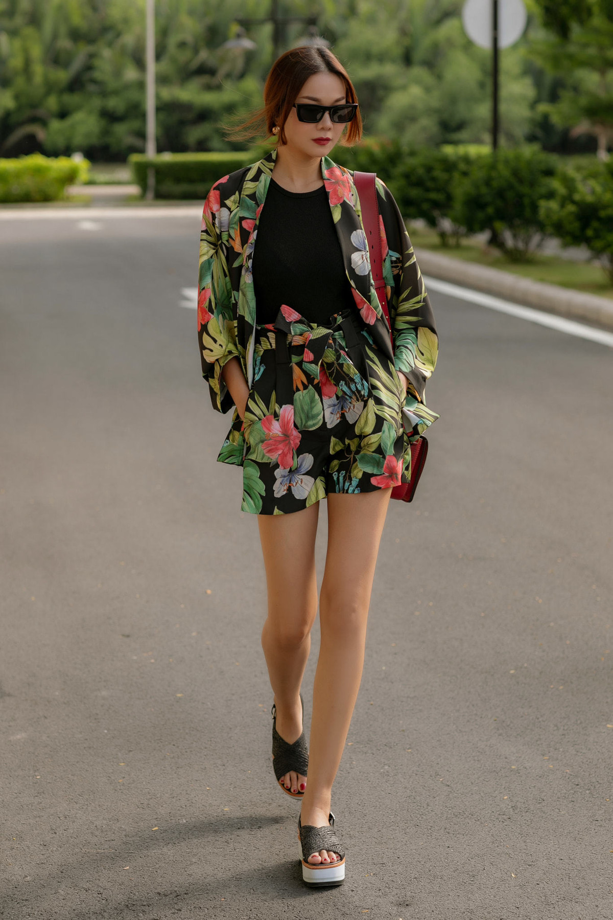 Có thể kể đến các mẫu túi xách, quần áo, giày dép đến từ những thương hiệu đình đám như Hermes, Chanel, Dior, Burberry, Louis Vuitton...Ảnh: FBNV