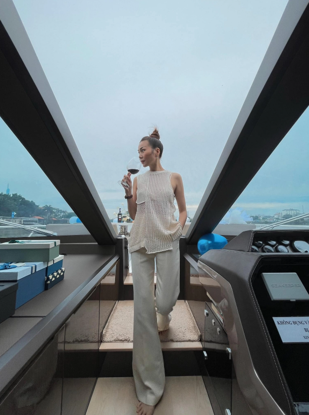 Thanh Hằng còn đón sinh nhật trên du thuyền đắt đỏ giữa sông Sài Gòn. Ảnh: FBNV