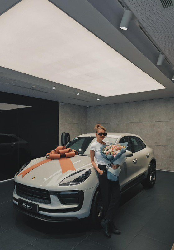 Gần đây nhất, siêu mẫu Thanh Hằng tậu chiếc xế hộp Porsche Macan 2023 (giá từ 3,3 - 5,3 tỷ đồng, tùy phiên bản) để mừng sinh nhật tuổi mới. Ảnh: FBNV