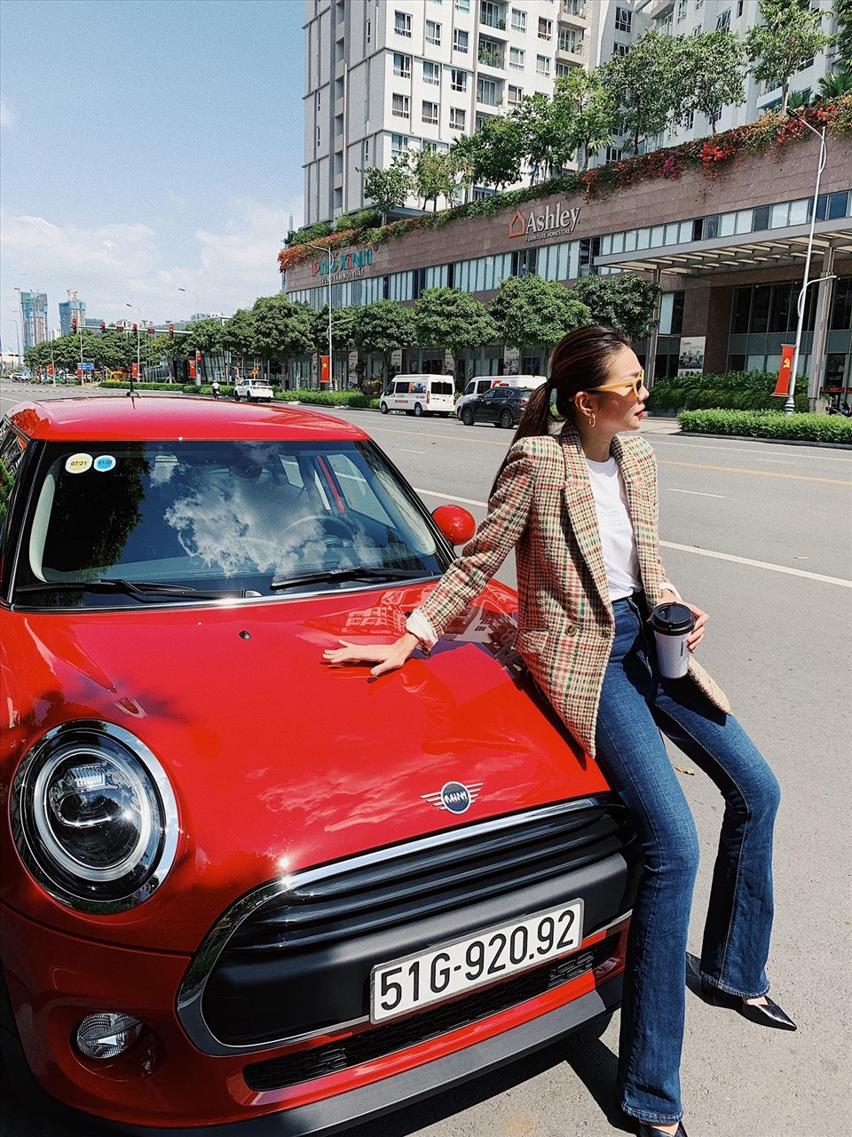 Ngoài biệt thự, Thanh Hằng còn sở hữu những chiếc xe hơi đắt tiền như Mercedes hay Range Rover có giá trị gần chục tỷ. Ảnh: FBNV