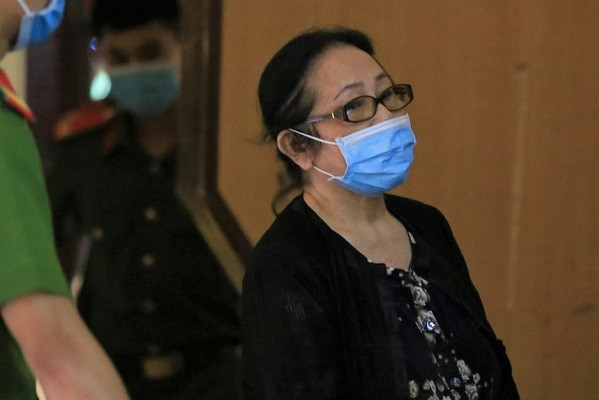 Nữ đại gia Dương Thị Bạch Diệp (SN 1948, quê Bình Định) thường được gọi là Diệp Bạch Dương. Bà bắt đầu sự nghiệp ở vị trí công chức, ban đầu tại Chi nhánh Thủ công Mỹ nghệ Hải Phòng, sau đó về An Giang rồi sang Công ty Bao bì xuất khẩu của Bộ Ngoại thương (thời điểm đó), tại TP HCM. Ảnh: Baodautu