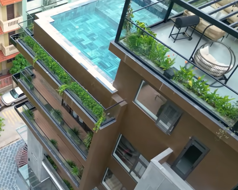 Toàn bộ cây xanh tại khu vực ban công ở các tầng đều được chăm sóc bởi hệ thống tưới tự động.