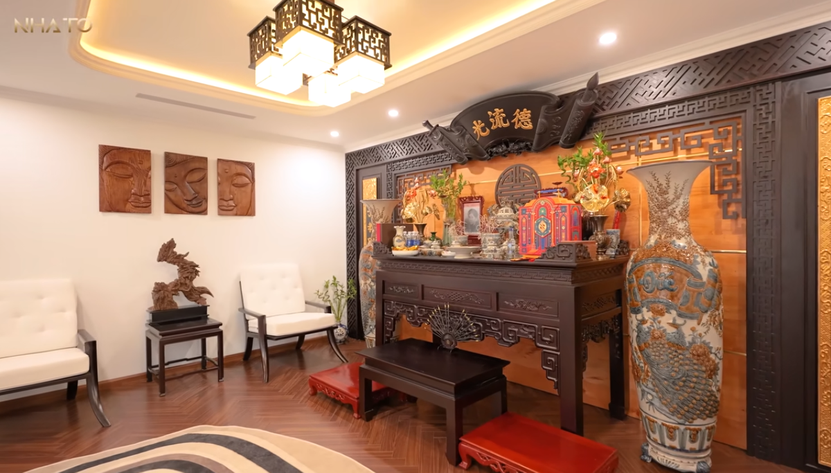 Ngoài ra, tầng 5 còn có không gian phòng thờ sang trọng với toàn bộ nội thất bằng gỗ tự nhiên.