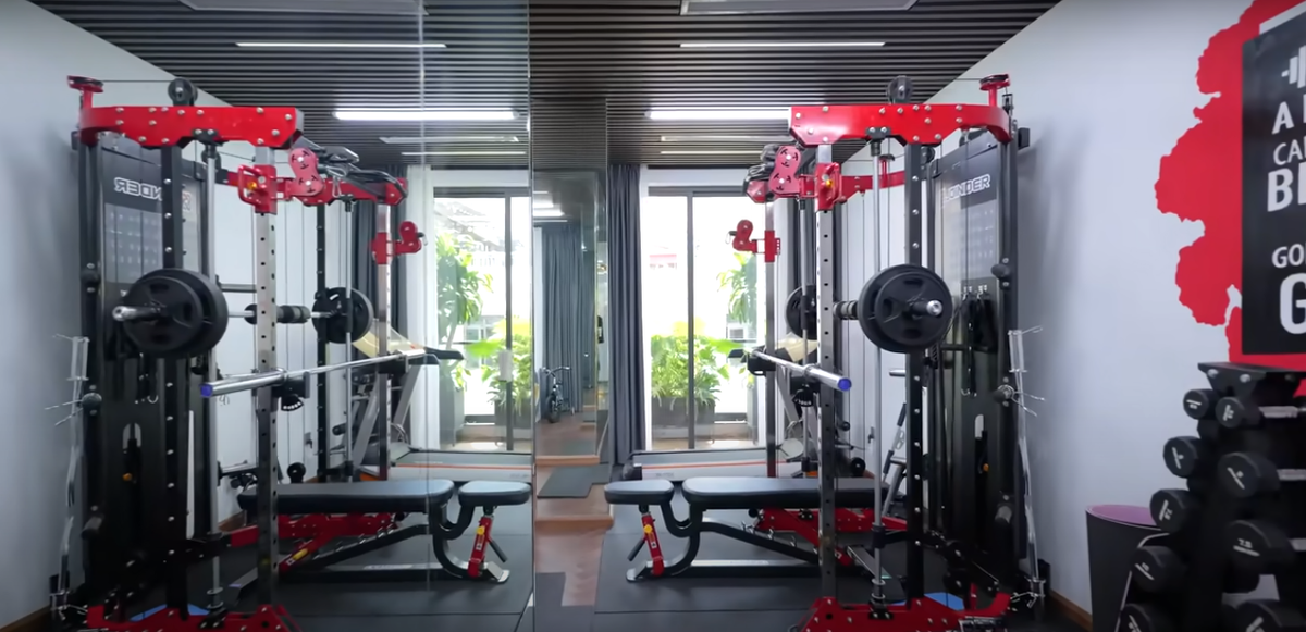 Tại tầng 5 có một phòng gym với đầy đủ trang thiết bị hiện đại.