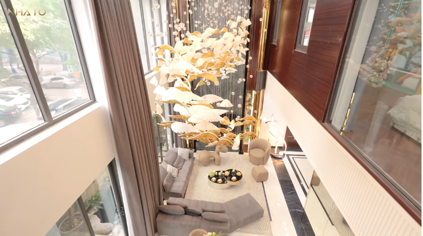 Không gian thông tầng tôn thêm vẻ đẹp sang trọng và quyền quý cho căn nhà.