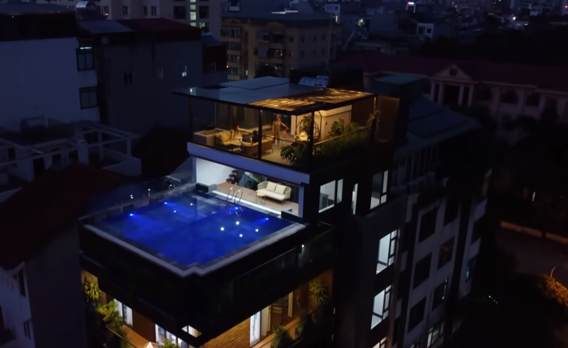 Đặc biệt, toàn bộ toà nhà được trang bị hệ thống an ninh cẩn thận. Riêng không gian mặt thoáng của ngôi nhà có hệ thống bức tường lửa.