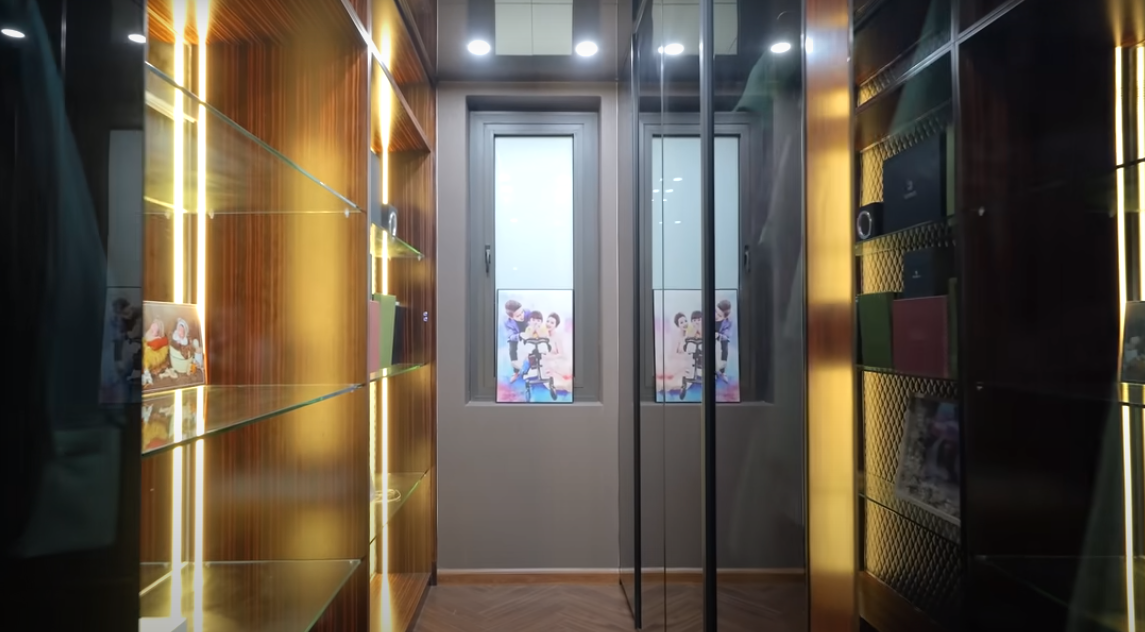 Phía trong phòng ngủ master là phòng thay đồ với hệ thống tủ với bên là cánh gương mờ, tăng tính sang trọng.