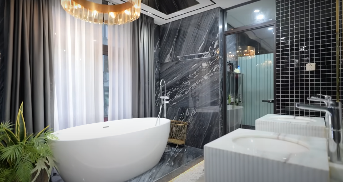 Phòng tắm master hiện đại, tích hợp nhiều loại vật liệu như đá tự nhiên, PVD, kính...