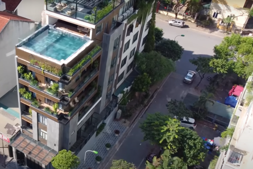 Mới đây, kênh YouTube NhaTo giới thiệu một căn biệt thự có diện tích lên tới 1.100m2 ngay giữa trung tâm Hà Nội.