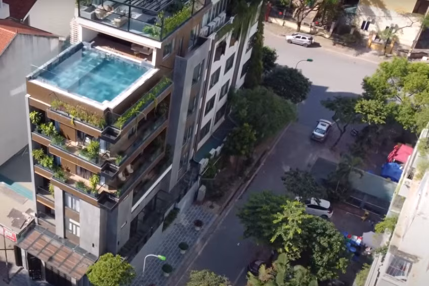 Mới đây, kênh YouTube NhaTo giới thiệu một căn biệt thự có diện tích lên tới 1.100m2 ngay giữa trung tâm Hà Nội.