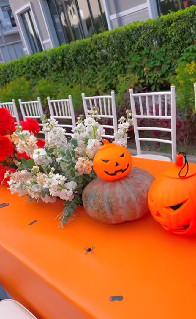 Màu cam nổi bật là gam màu chủ đạo của bữa tiệc.