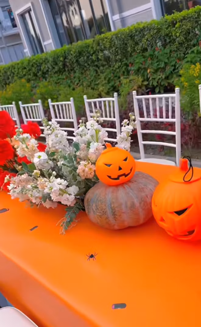 Màu cam nổi bật là gam màu chủ đạo của bữa tiệc.