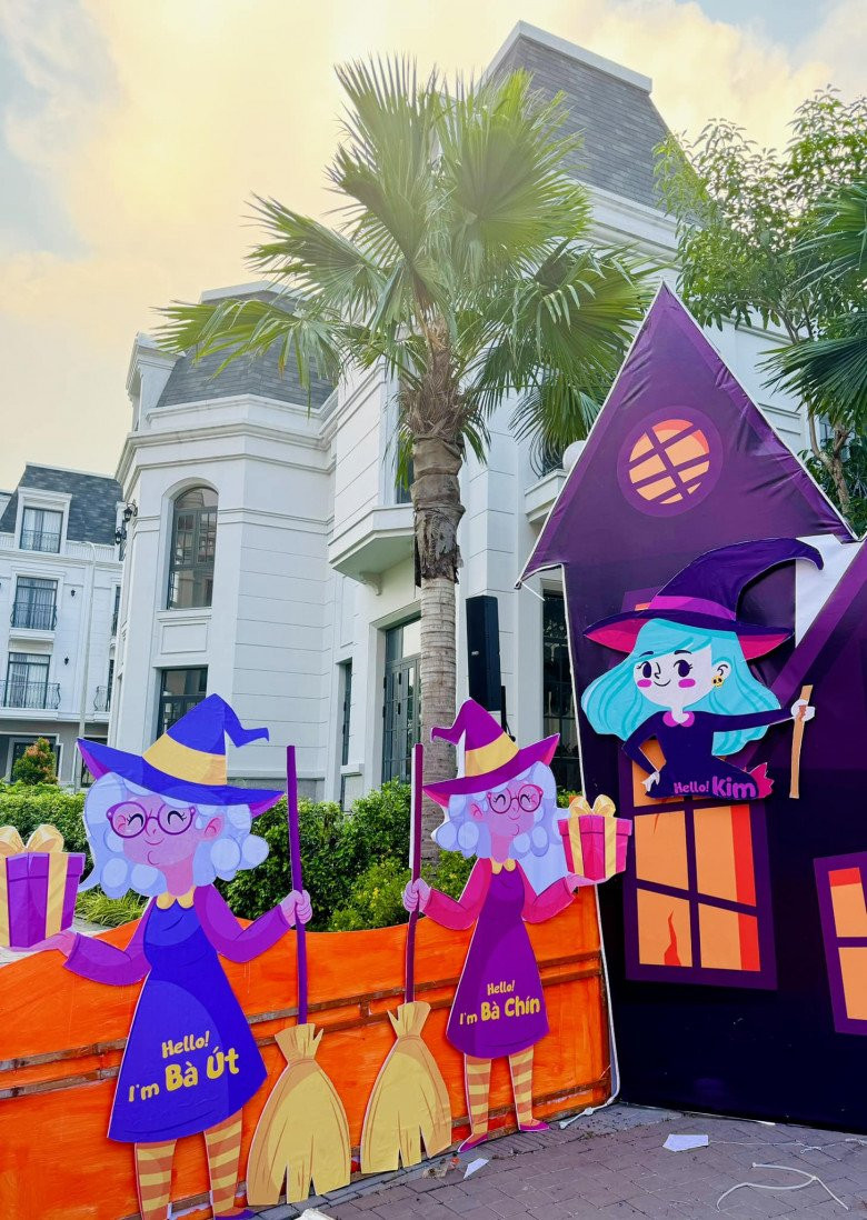 Các bà vú của gia đình Đoàn Di Băng cũng được dựng hình với những bức tranh đáng yêu.