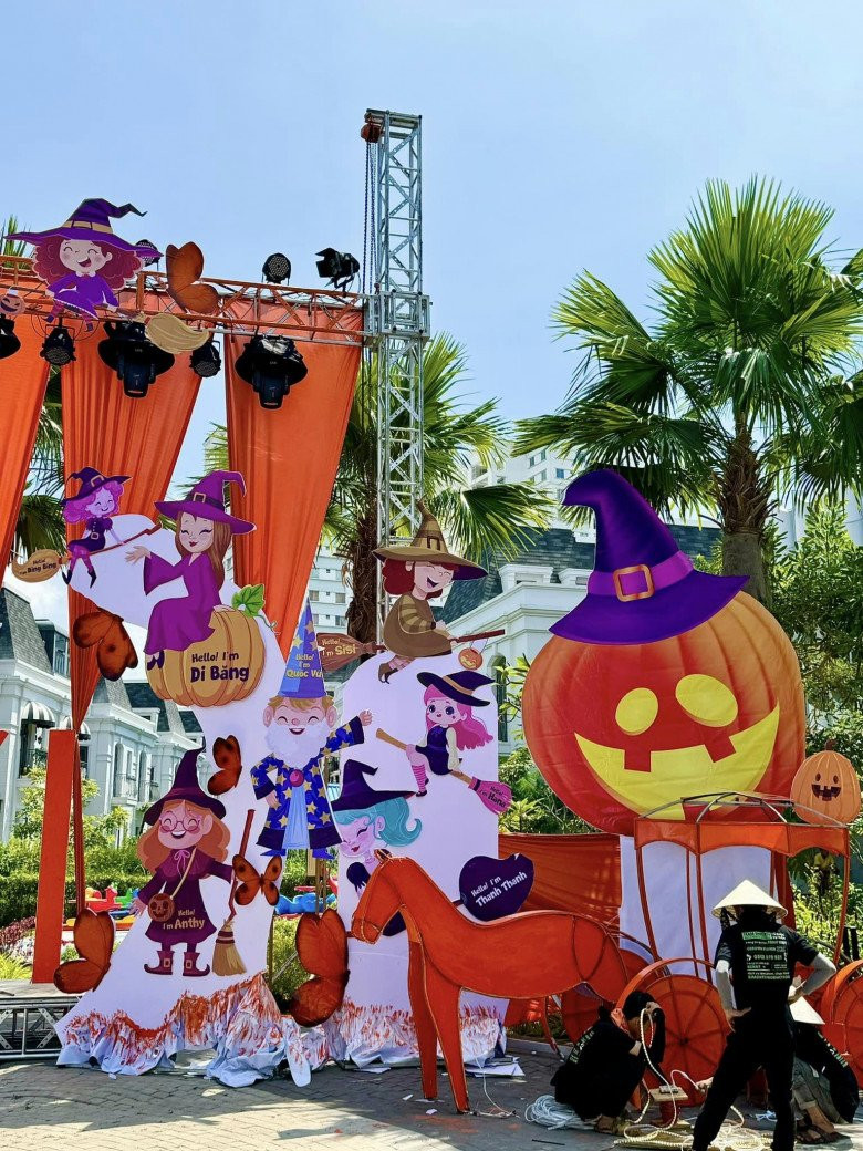 Vợ chồng Đoàn Di Băng cho dựng cả sân khấu hoành tráng ngay trong khu biệt thự, vừa vui lễ hội Halloween, vừa mừng sinh nhật con gái.