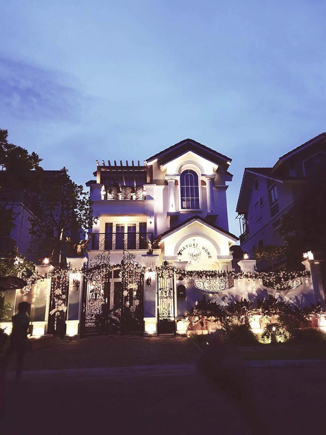 Trước đó, vào những ngày lễ khác như Giáng dinh, Trung thu... vợ chồng nữ đại gia quận 7 cũng trang trí lung linh, không kém phần đẹp mắt. Nguồn ảnh: FBNV, chụp màn hình