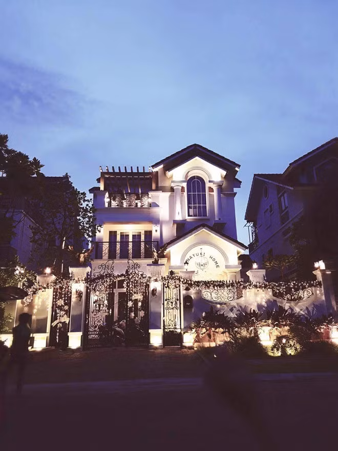 Trước đó, vào những ngày lễ khác như Giáng dinh, Trung thu... vợ chồng nữ đại gia quận 7 cũng trang trí lung linh, không kém phần đẹp mắt. Nguồn ảnh: FBNV, chụp màn hình