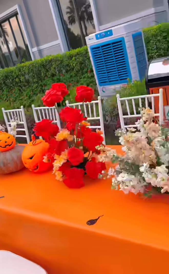 Từ khăn trải bàn, hoa đến các món đồ trang trí trên bàn tiệc đều mang tông màu cam.