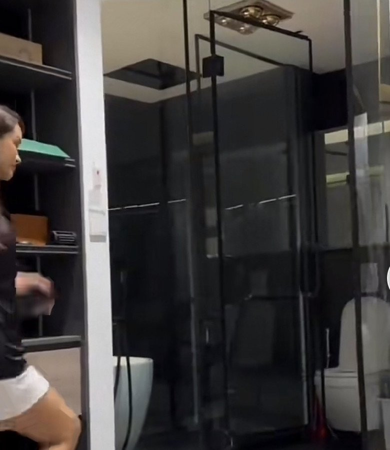 Phòng tắm thiết kế cửa kính với gam màu đen trắng, sang trọng như khách sạn 5 sao. Ảnh: chụp màn hình