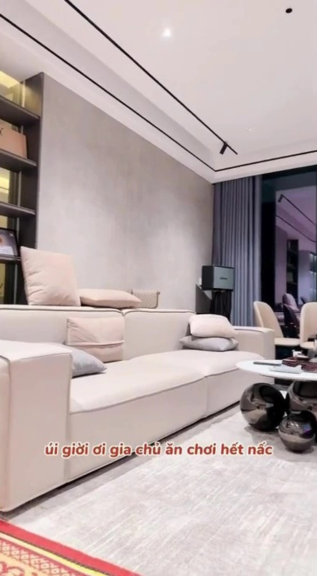 Trong một đoạn video tân gia do một người chị thân thiết với Đoàn Văn Hậu chia sẻ, người hâm mộ phần nào thấy được căn hộ của nam cầu thủ. Ảnh chụp màn hình