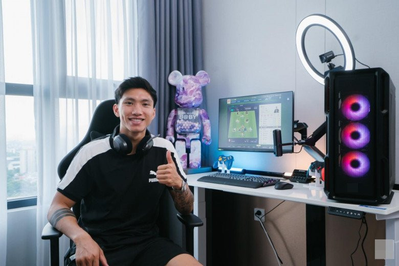 Góc làm việc của Đoàn Văn Hậu bố trí cạnh cửa sổ, được trang bị dàn máy tính khủng. Ảnh: chụp màn hình