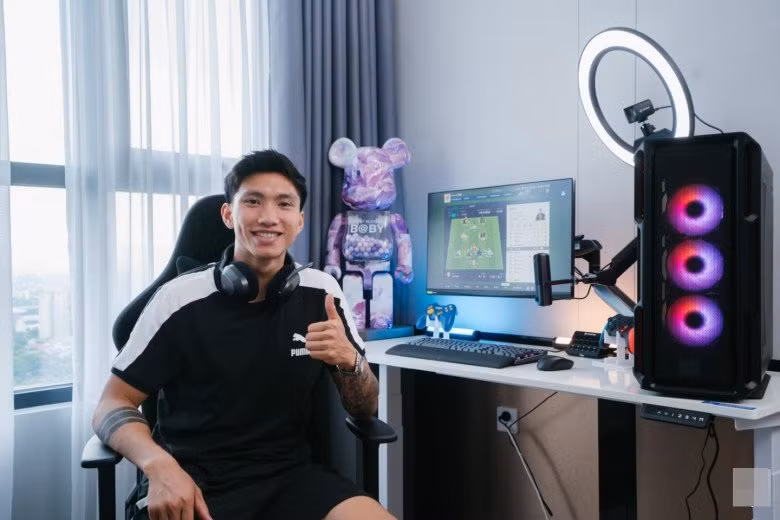 Góc làm việc của Đoàn Văn Hậu bố trí cạnh cửa sổ, được trang bị dàn máy tính khủng. Ảnh: chụp màn hình