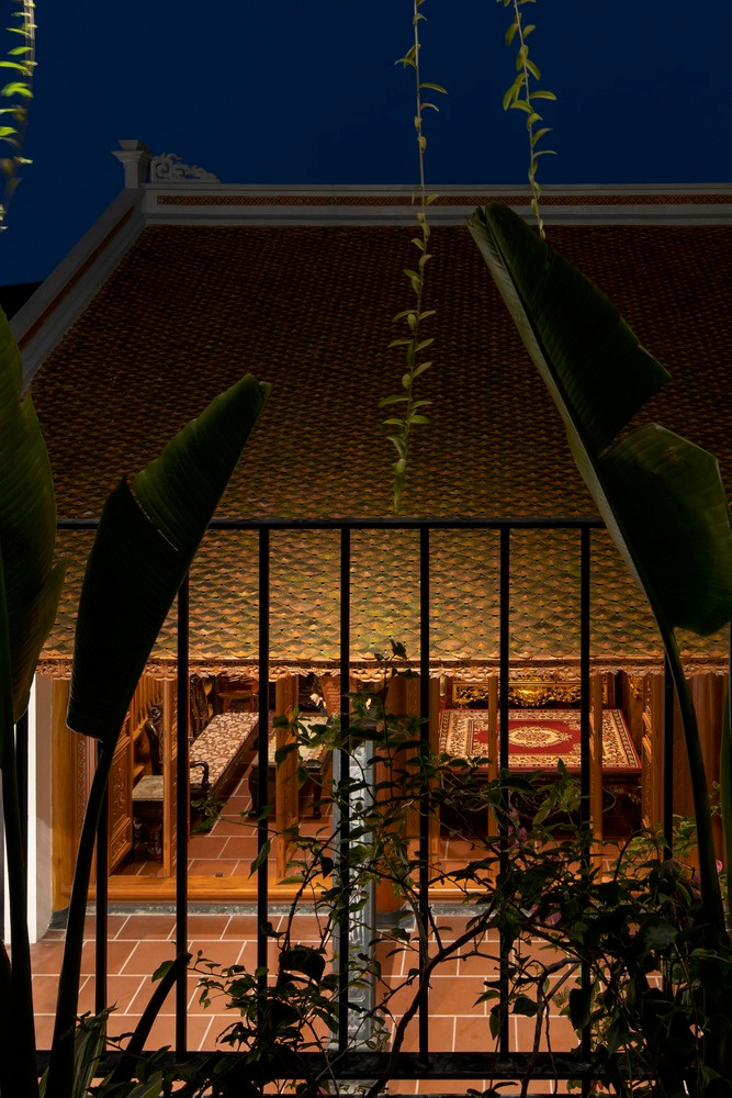 Trần cong, mái ngói đỏ tạo nên không gian nhà mộc mạc, dung dị.