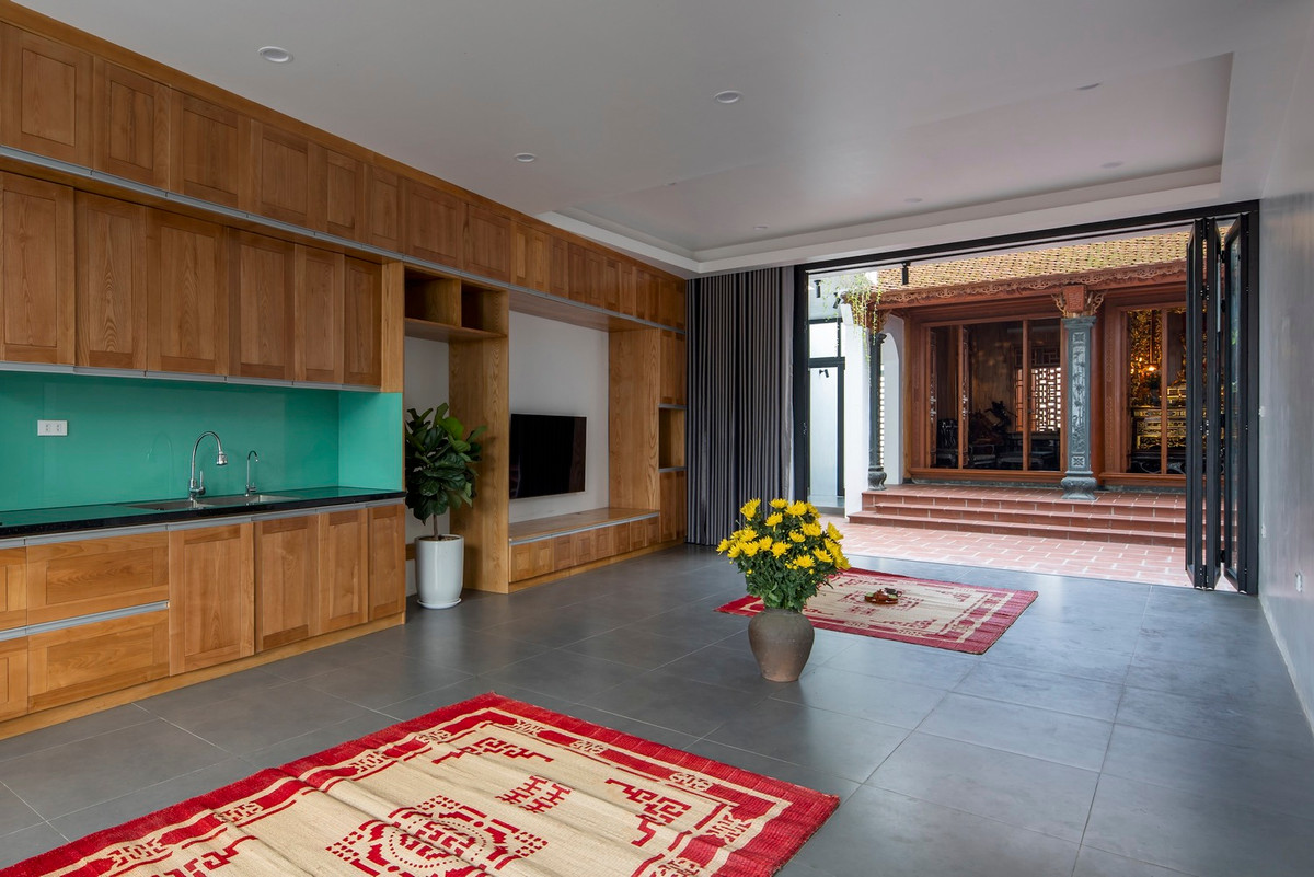 Ngôi nhà gồm 4 tầng, trong đó tầng 1 gồm một phần diện tích dành riêng cho hoạt động kinh doanh. Phía sau là khu vực bếp, bàn ăn và phòng ngủ của ông bà.