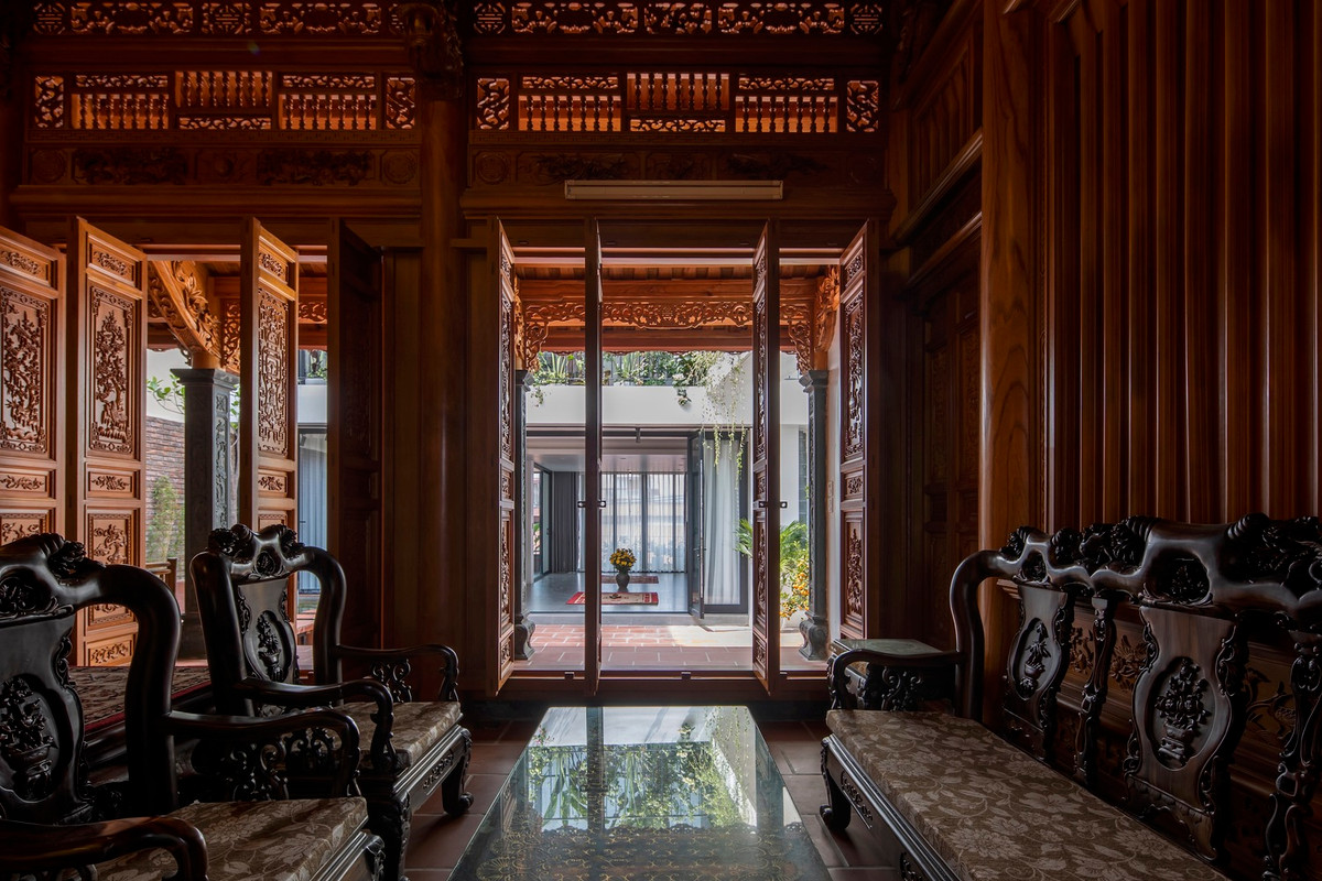 Không gian thờ với những chi tiết cầu kỳ, thể hiện sự thành kính, tôn nghiêm.