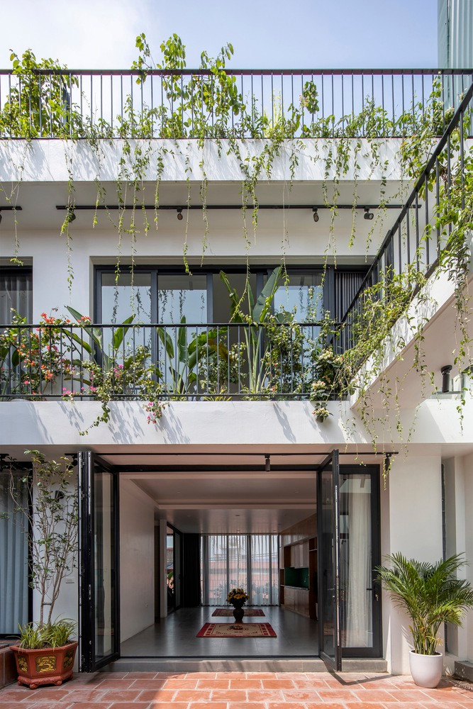 Thiết kế này giúp điều hoà không khí nhưng vẫn hạn chế được ánh nắng trực tiếp và khói bụi vào không gian bên trong.