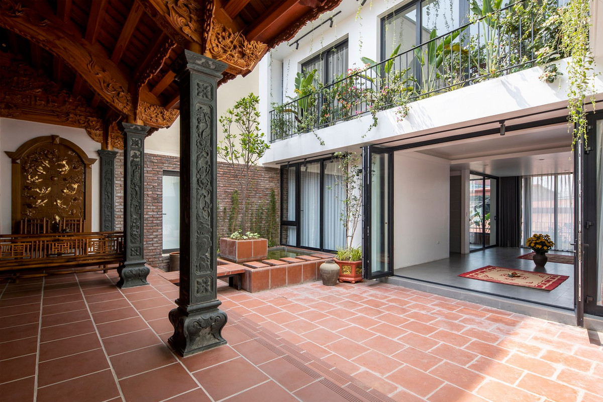 Nhà gồm hai kết cấu chính: gỗ truyền thống và kết cấu bê tông hiện đại sử dụng hệ nhôm kính.