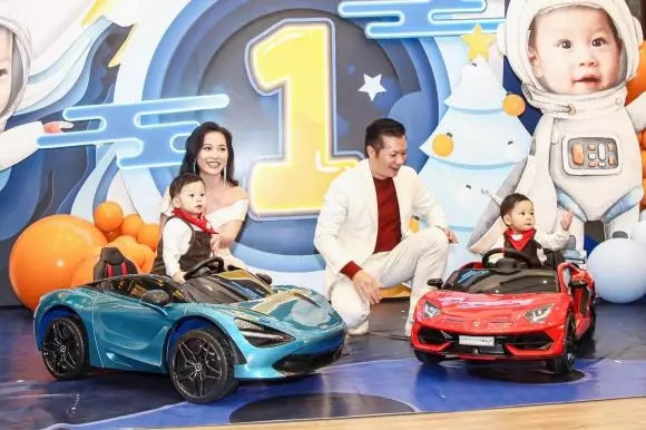 Sau khi 2 con chào đời, vợ chồng Shark Hưng không ngại chia sẻ ảnh các con. Ảnh: FBNV