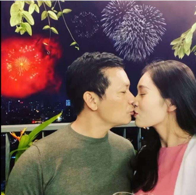 Khoảnh khắc Shark Hưng hôn vợ trong không khí pháo hoa ngập trời cho thấy độ lãng mạn, đầy mặn nồng của cặp đôi. Ảnh: FBNV