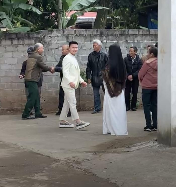 Sáng 20/12, Quang Hải cùng gia đình sang nhà Chu Thanh Huyền làm lễ dạm ngõ. Cặp đôi dự kiến làm lễ ăn hỏi vào ngày 20/11 âm lịch, tức 1/1/2024. Ảnh: Saostar