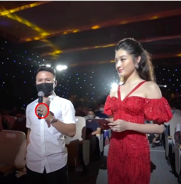 Quang Hải đeo chiếc nhẫn của thương hiệu Cartier trị giá khoảng 525 triệu đồng trong sự kiện bốc thăm vòng loại thứ 3 của giải World Cup. Ảnh: Phunumoi