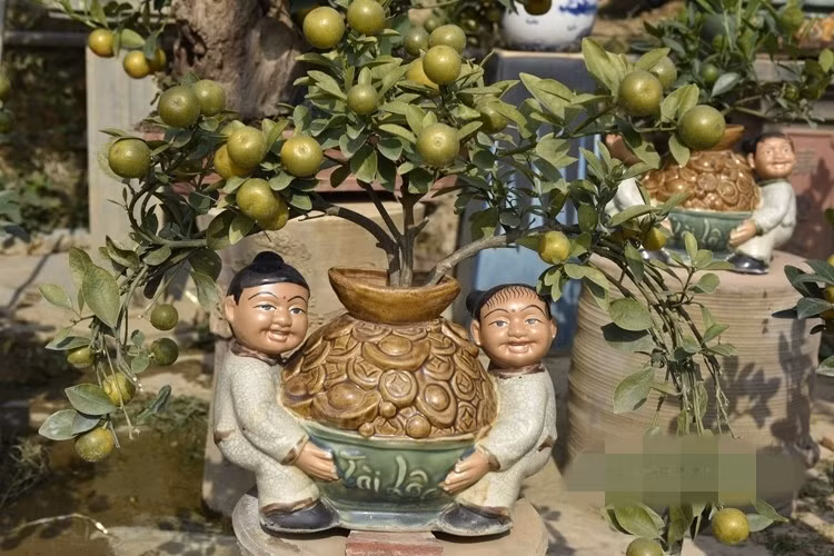 Quất tí hon trồng trong các bình gốm, sứ, gỗ... vừa mang nét hiện đại, vừa mang dáng dấp cổ cũng rất đắt khách. Ảnh: Báo Công thương