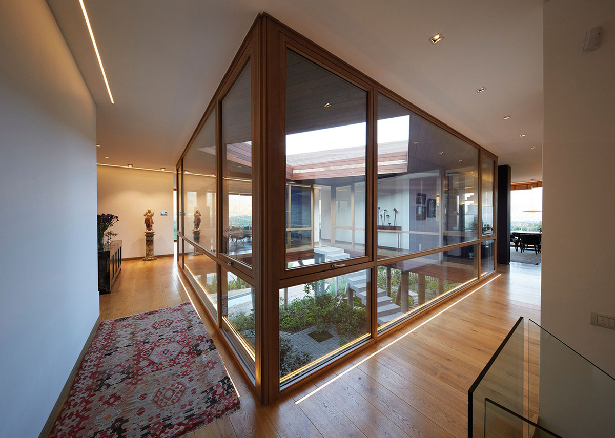 Để tối ưu đón sáng, các mặt tiếp giáp với khoảng giếng trời đều được sử dụng hệ cửa kính trong suốt.