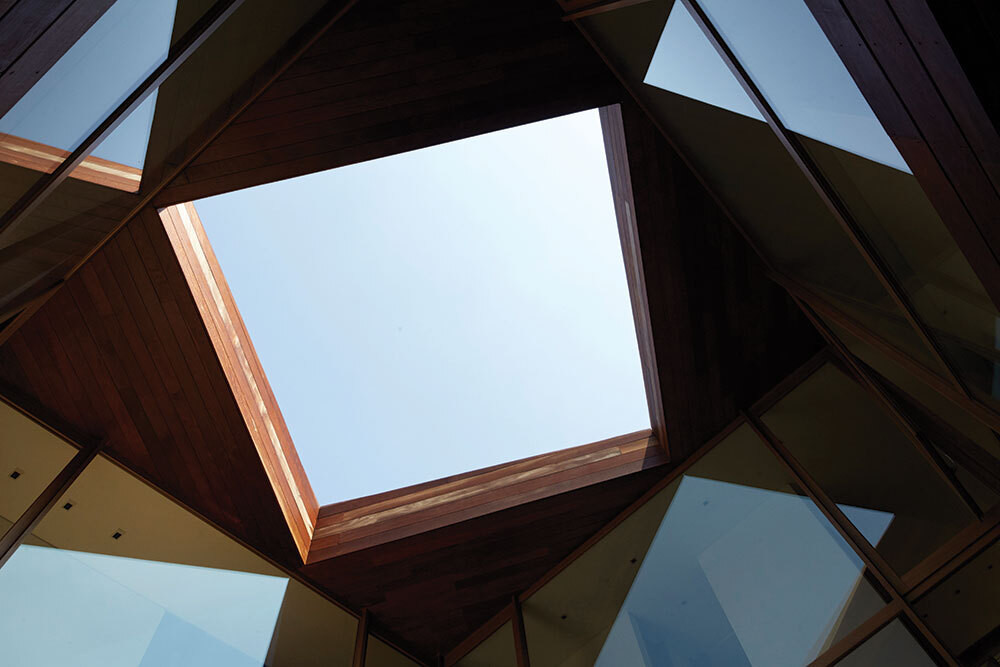 Thế nhưng, bên trong ngôi nhà tràn ngập ánh sáng nhờ giếng trời trung tâm hình vuông có thiết kế lộ thiên.