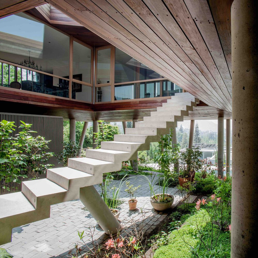 Toàn bộ bề mặt khu đất ở tầng 1 của căn nhà được bố trí thành khu vườn xanh mướt.