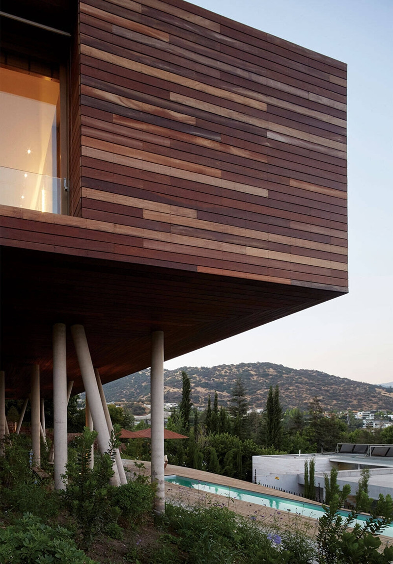 Bên cạnh đó, kiến trúc sư lựa chọn một vị trí bằng phẳng thích hợp nhất để thiết kế bể bơi nhỏ, giúp gia chủ thư giãn, nghỉ ngơi.