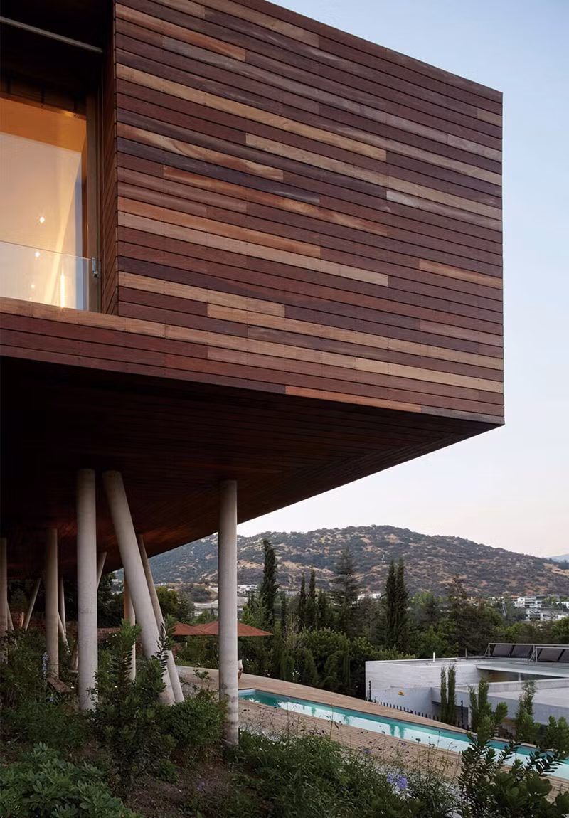 Bên cạnh đó, kiến trúc sư lựa chọn một vị trí bằng phẳng thích hợp nhất để thiết kế bể bơi nhỏ, giúp gia chủ thư giãn, nghỉ ngơi.