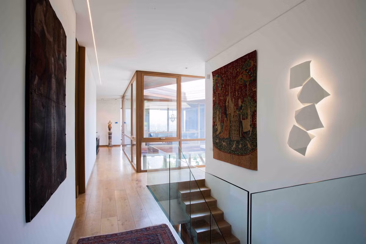 Hệ cửa kính có thể được điều chỉnh đóng mở linh hoạt, giúp gia chủ tuy ở trong nhà nhưng vẫn có thể cảm nhận được thiên nhiên.